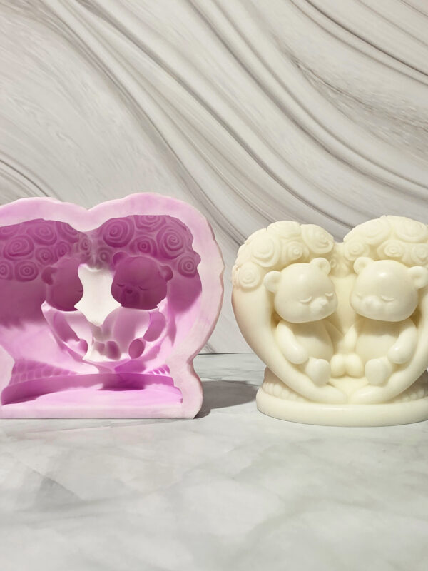 Oso con corazón y rosas