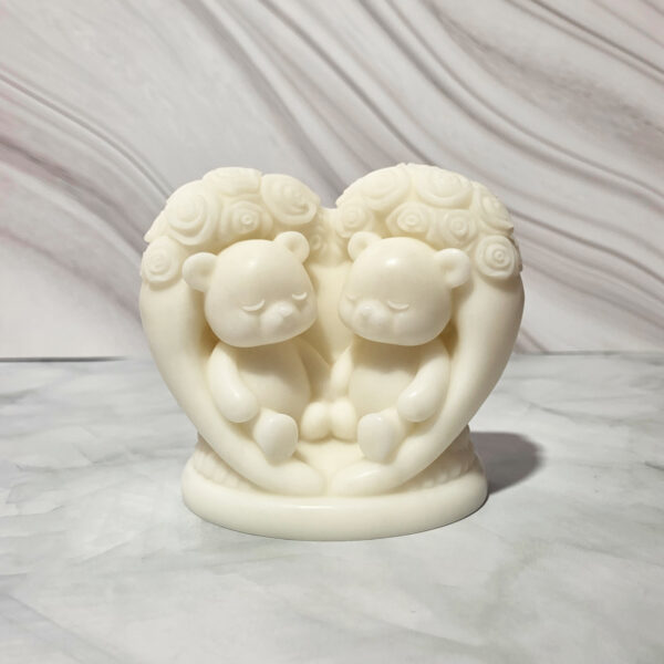 Oso con corazón y rosas